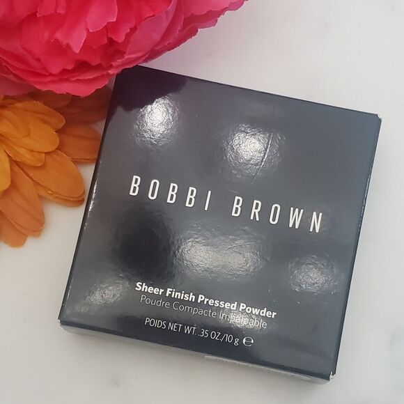 Bobbi Brown Sheer Blurring Pressed Finishing Powder Compact in Pale Yellow - Picture 8 of 12